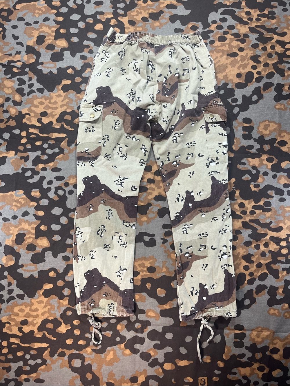 The Krypt chocolate chip style camo cargo pants in XS
